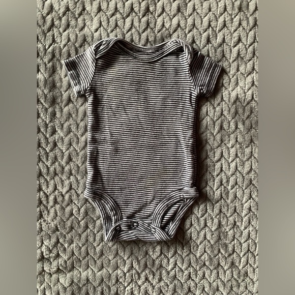 ✨3/$21✨Hedgehog 3-Pack Onesies from Carters in NB - Picture 4 of 4